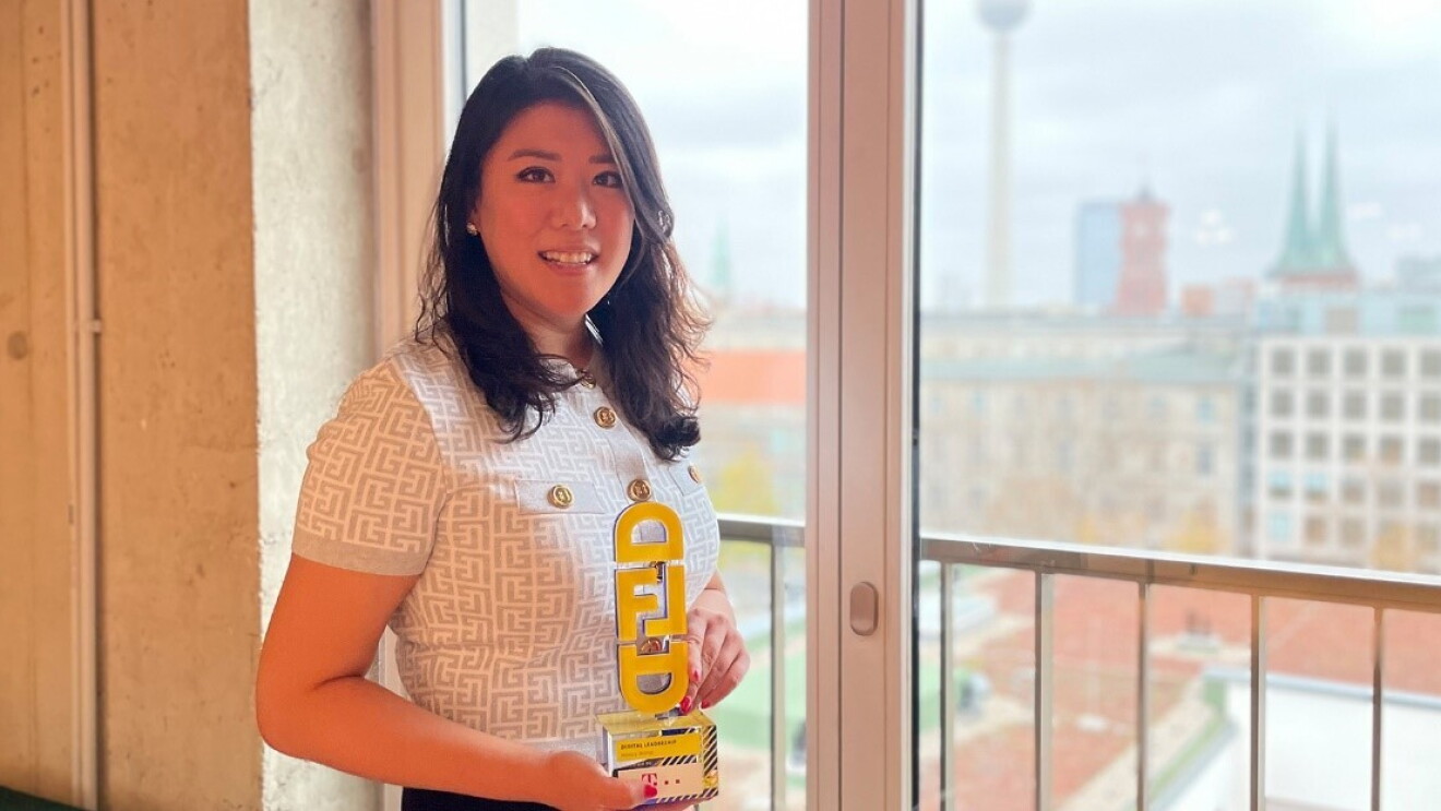 Nancy Wang photography holding her award
