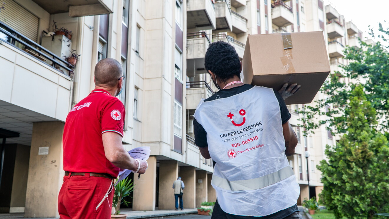 Volontari della Croce Rossa trasportano pacchi alimentari a Roma