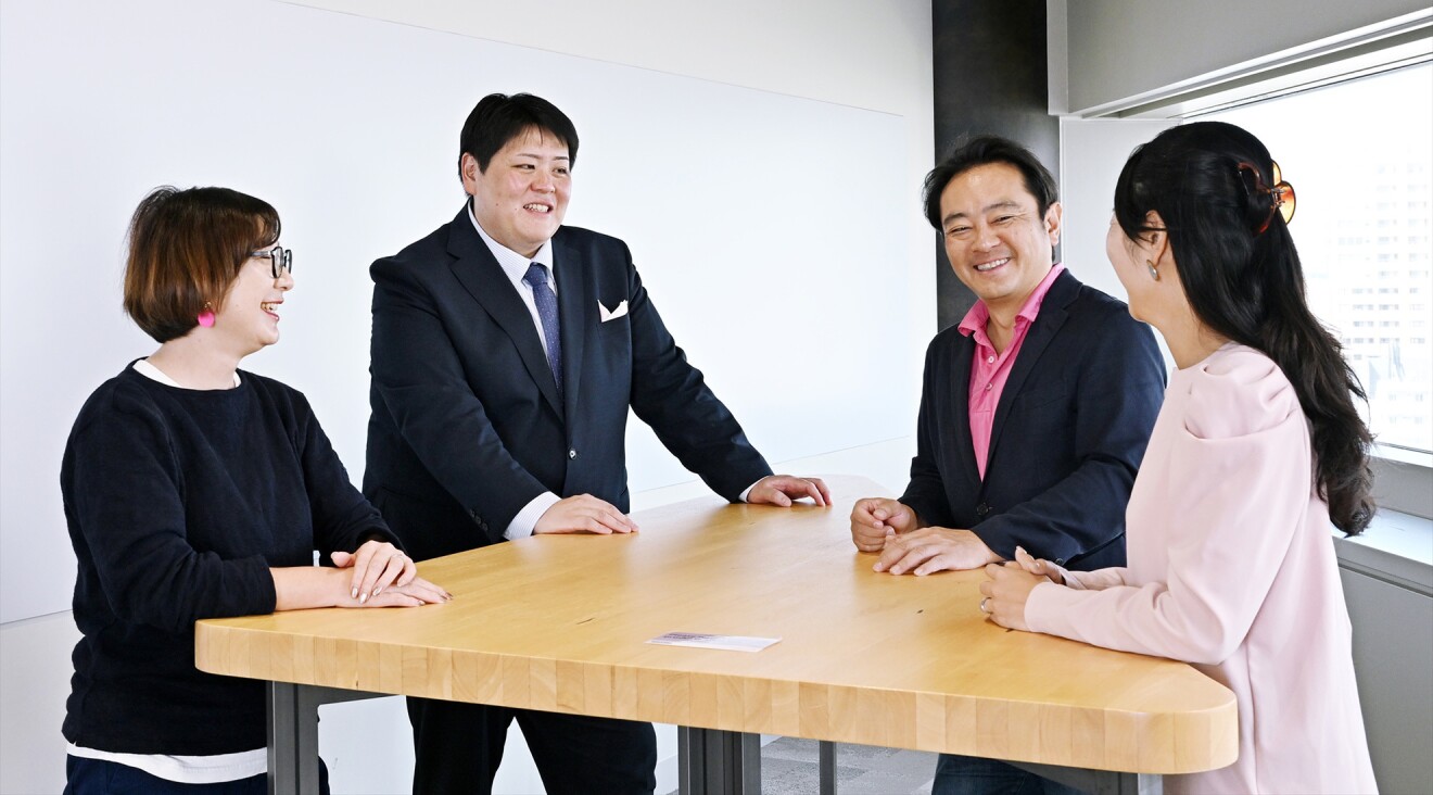 ハイテーブルを囲んで談笑する登壇者たち