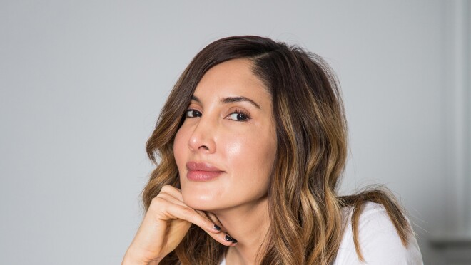 女人对着镜头微笑,头像