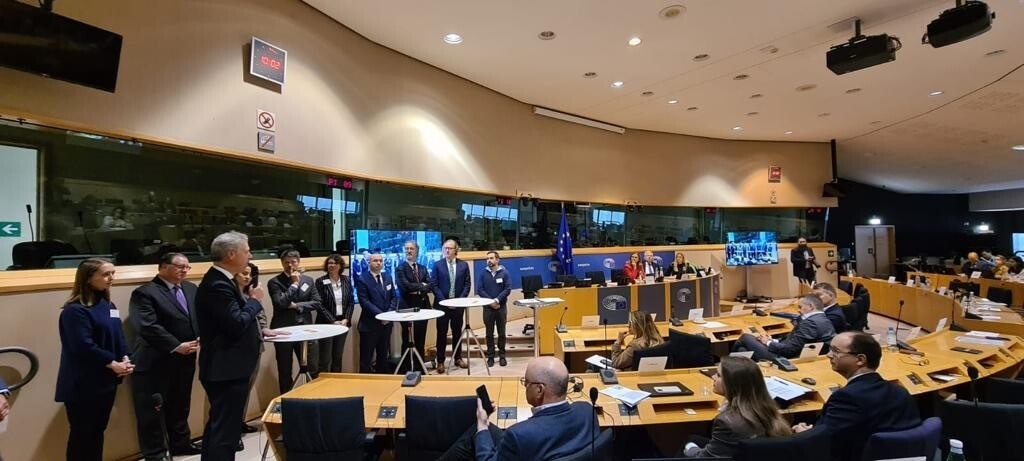 Presentación de las medidas para mejorar los derechos de los consumidores en internet en una sala de la UE. 