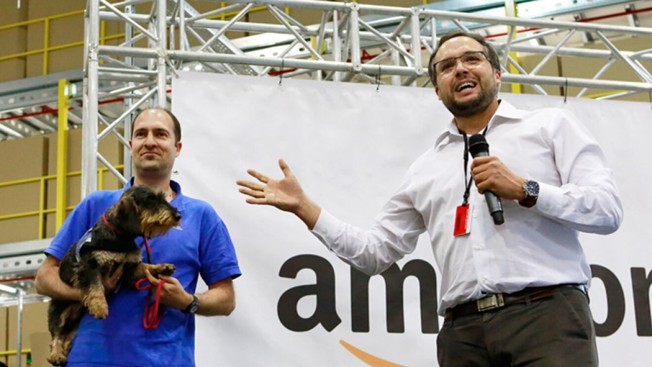 Un miembro de la Fundación Canis Majoris, con un polo azul, muestra unos de los perros que utilizan para la terapia.
