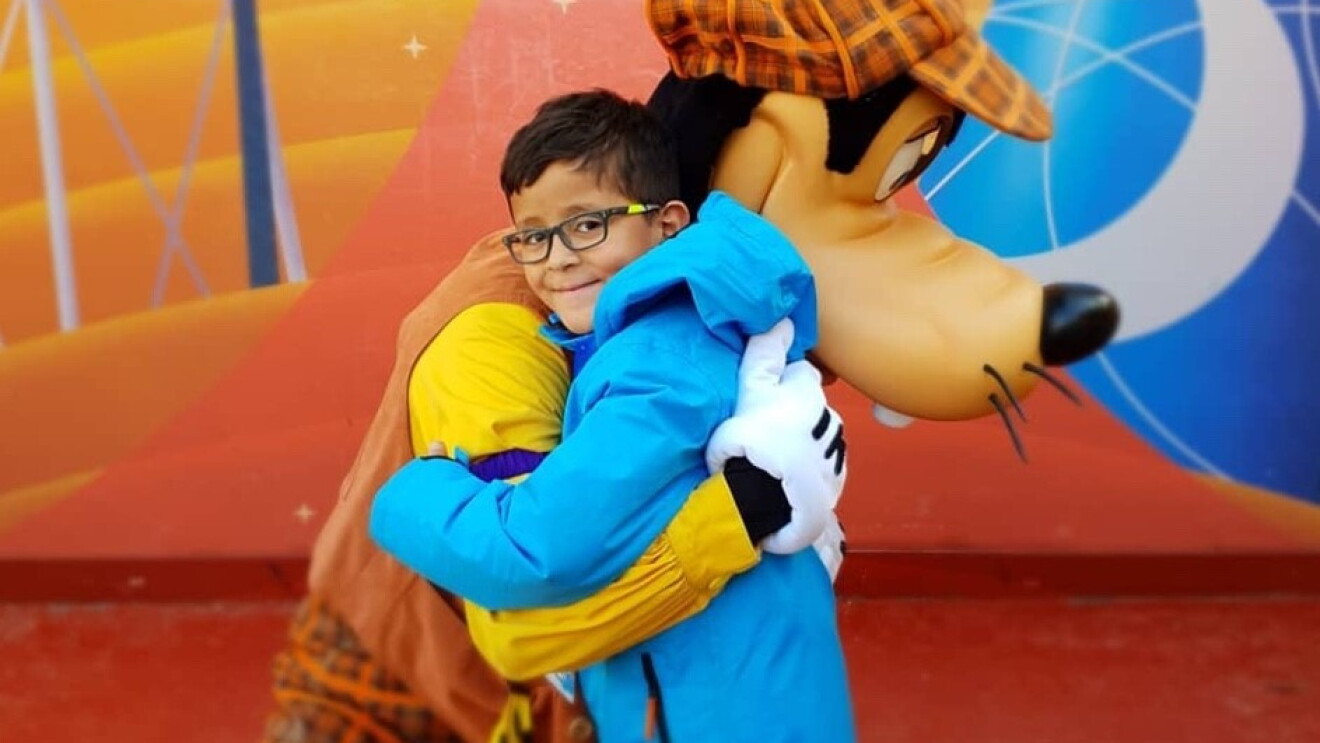 Ryan umarmt Goofey in Disneyland