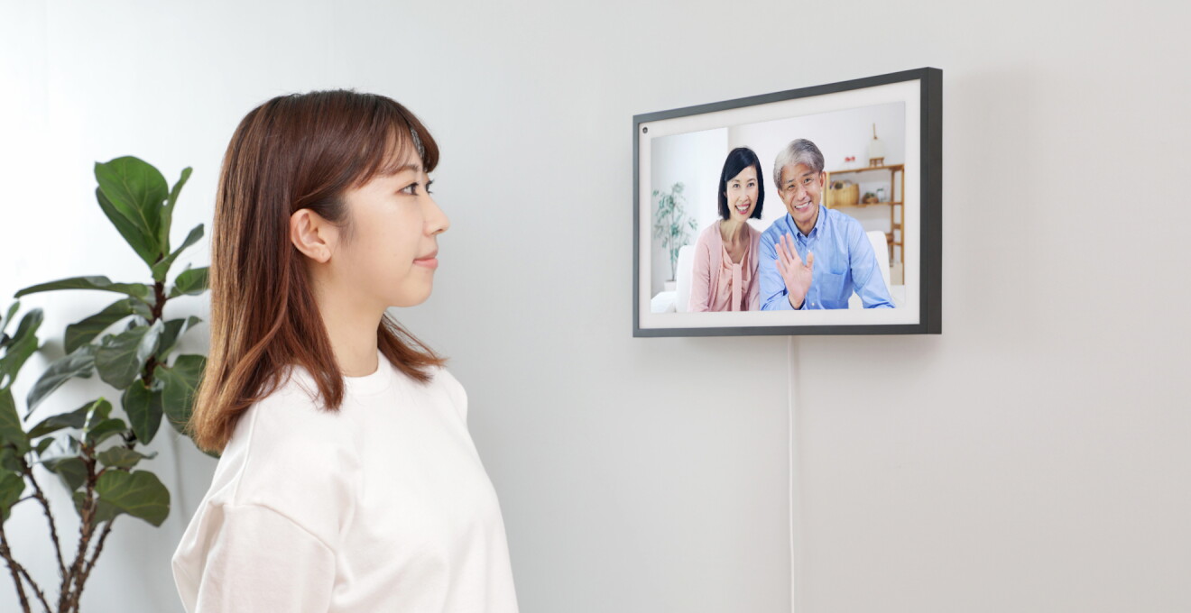 壁にかけたEcho Show 15で離れた家族と楽しくビデオ通話をしている写真