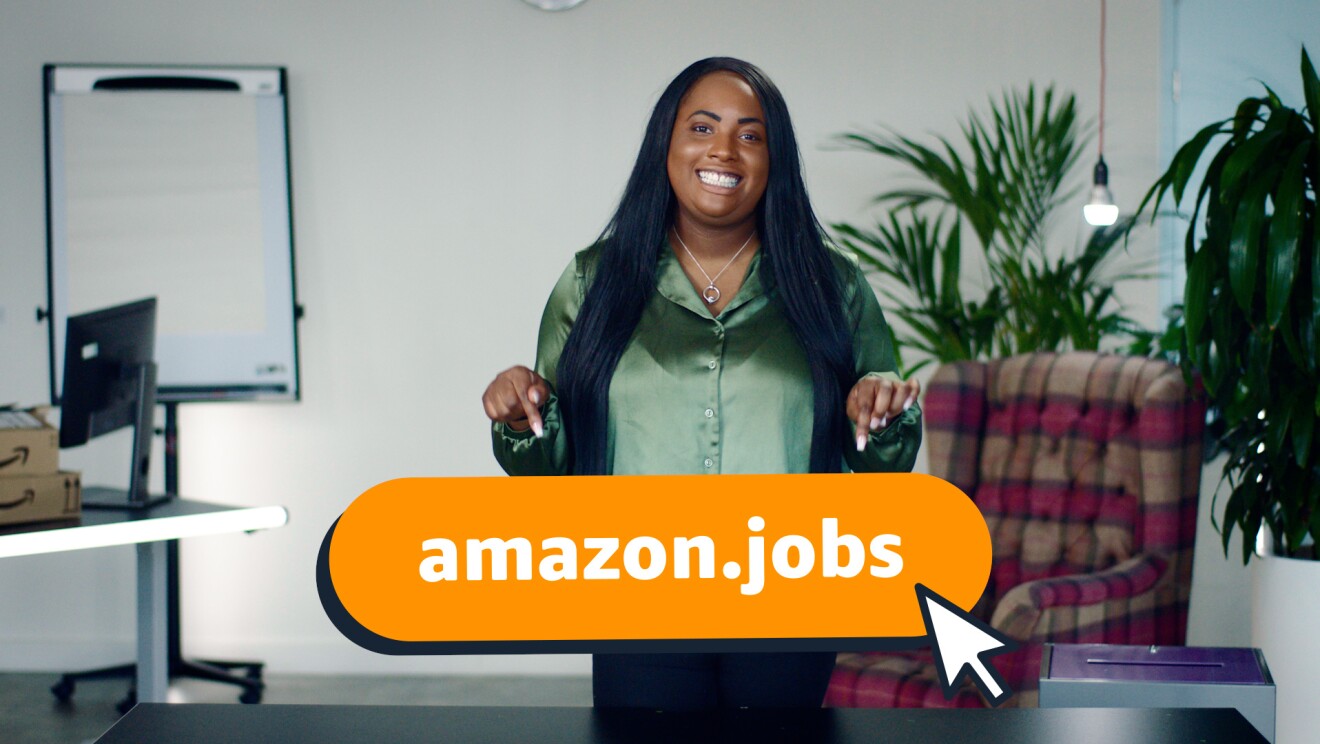 amazon jobs and CV tips image with recruiter pointing to amazon jobs button