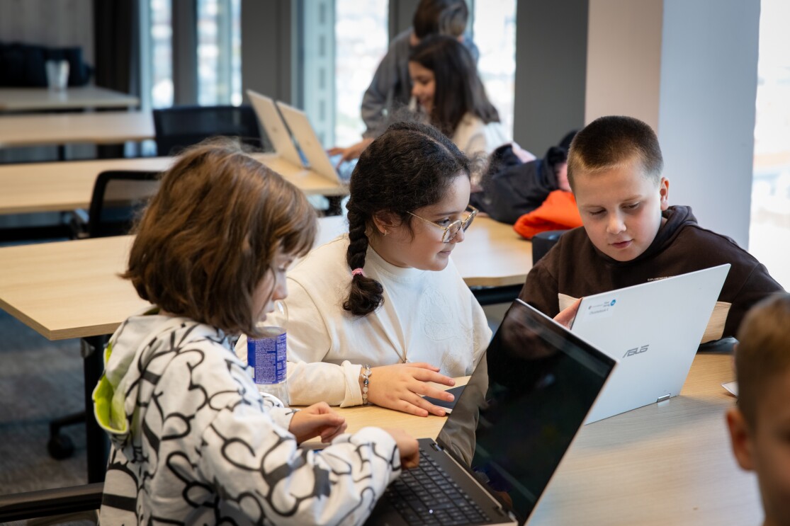 Das gemeinsame Ziel von Amazon und Meet and Code ist es, Informatik und digitale Kompetenzen für alle Schüler:innen zugänglich zu machen.