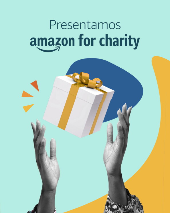 En un fondo verde azulado aparecen, en blanco y negro, unas manos de mujer. Las manos intentan agarrar una caja de regalo de color blanco con un lazo dorado. En la parte superior y con letra azul se puede leer: Presentamos Amazon for charity, con la sonrisa de Amazon debajo del nombre de la empresa. Detrás de la caja, hay un forma no geométrica de color azul y en el margen derecho una franja de color amarillo. 