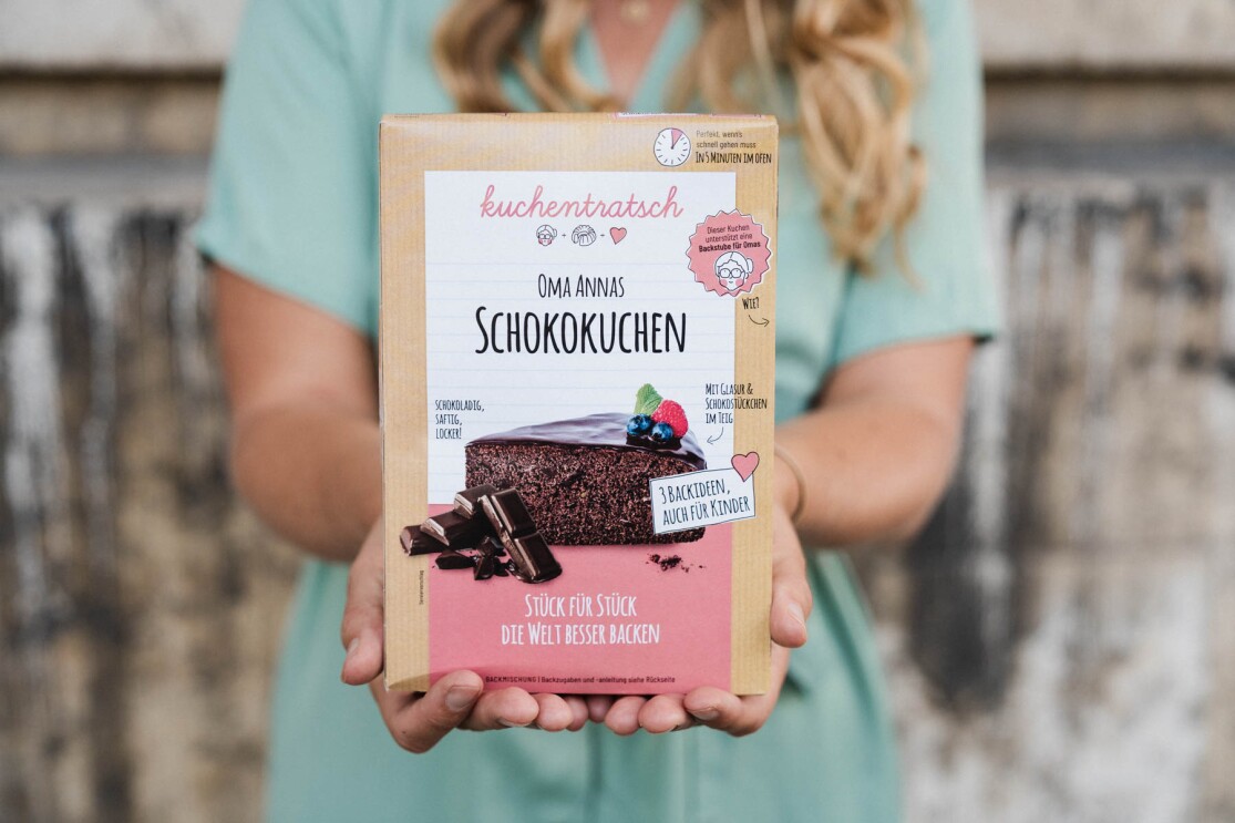 Auf dem Bild ist die Backmischung für einen Schokokuchen von Kuchentratsch zu sehen.