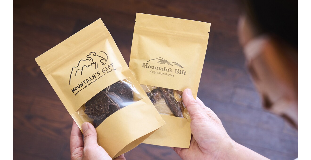 山や犬のイラストがついたジャーキーのパッケージ