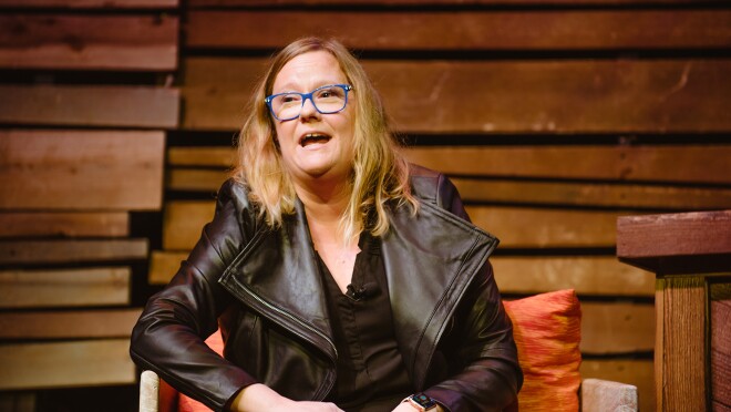 一位名叫贝基·甘瑟特(Becky Gansert)的女士在亚马逊“莱曼现场”的舞台上对人群讲话。