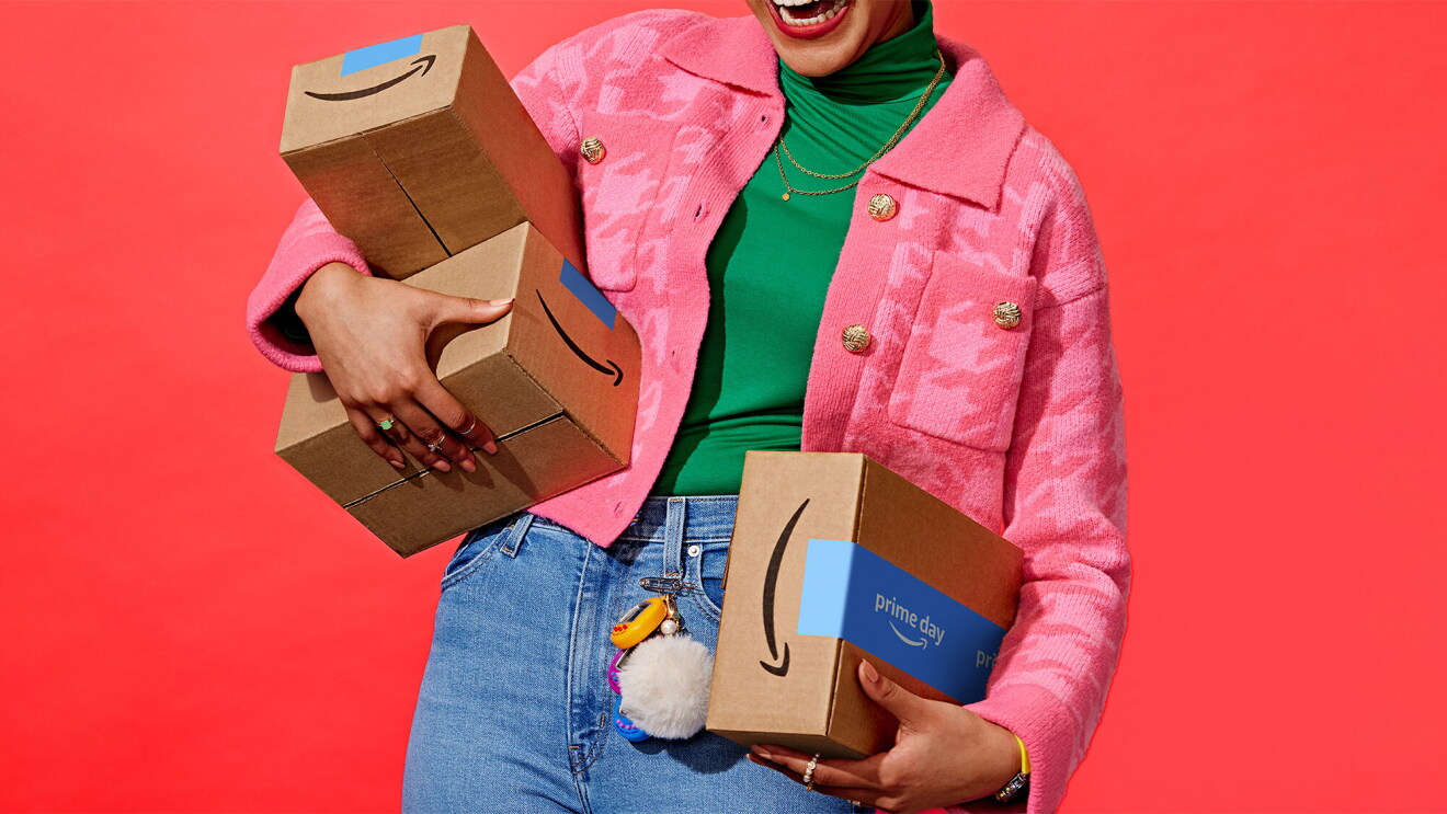 Eine Frau hält drei Prime Day Pakete