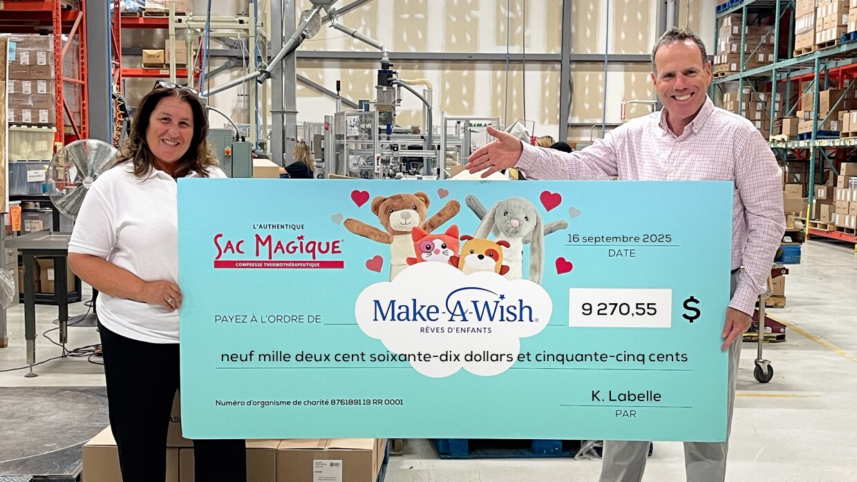 Un homme et une femme posent avec un gros chèque.