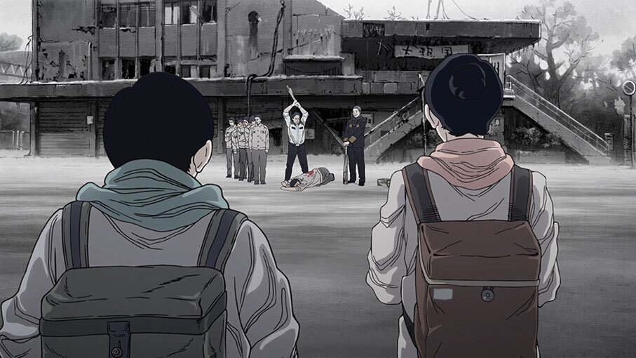 屋外、マフラーを巻いて背嚢を背負った2人のキャラクターの背中。見つめる先に、廃墟の前で2人の人物が別な1人を暴行している。