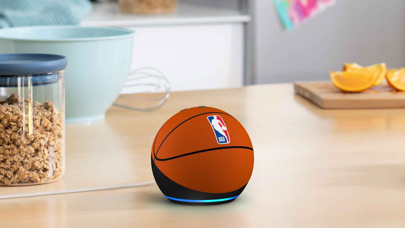 キッチンカウンターの上に置かれた球状のデバイス。バスケットボールを模したデザインで、NBAロゴ入り。カウンターにはまな板やキャニスター、ボウルなどもある。