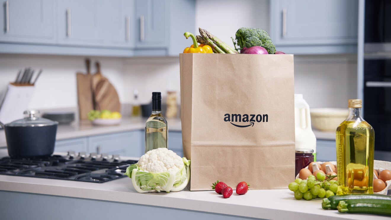 Foto de una compra en Amazon Fresh. Toda la comida perecedera está en una cocina. 