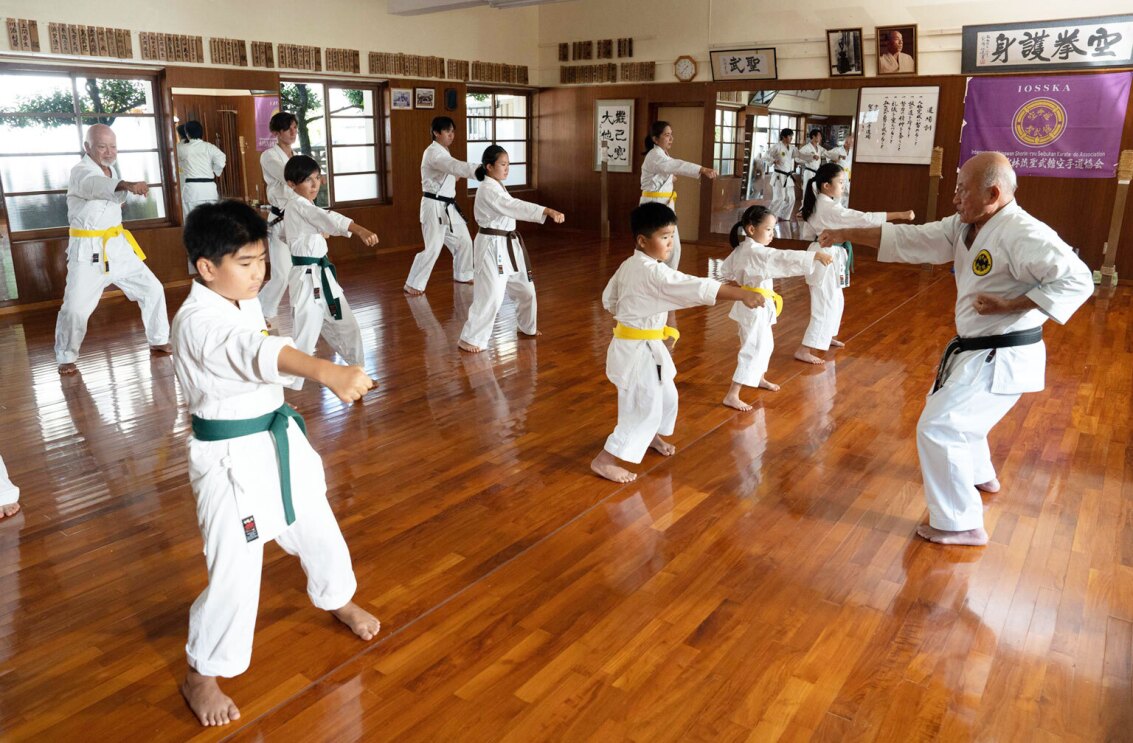 An image of  Zenbo Shimabukuro, director of karate school Shorin-ryu Seibukan, taching a class in Japan. 