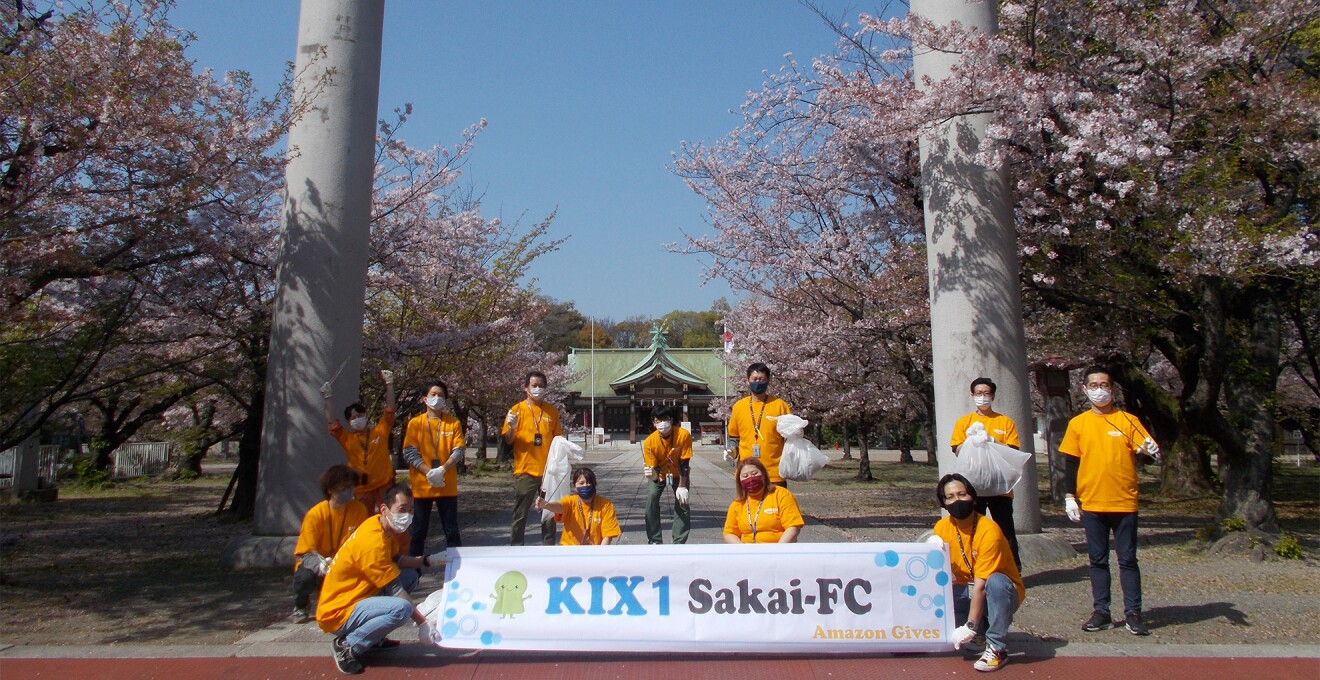葉桜の季節、清掃後に神社の前で集合写真