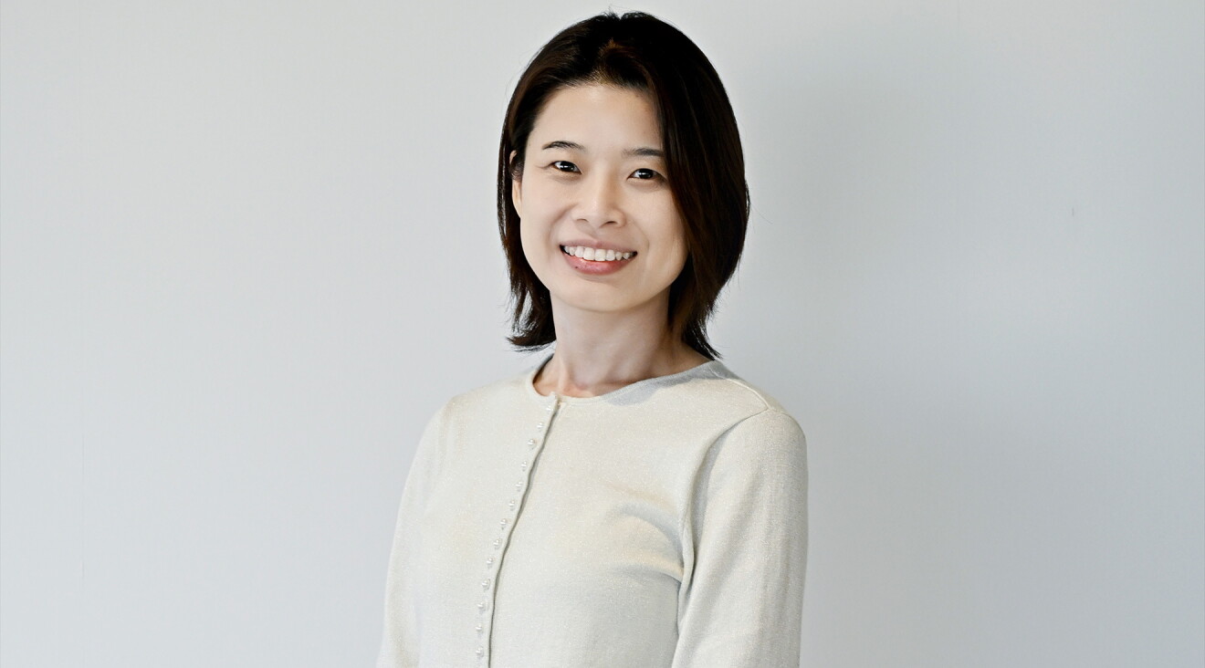 白いカットソーを着た女性
