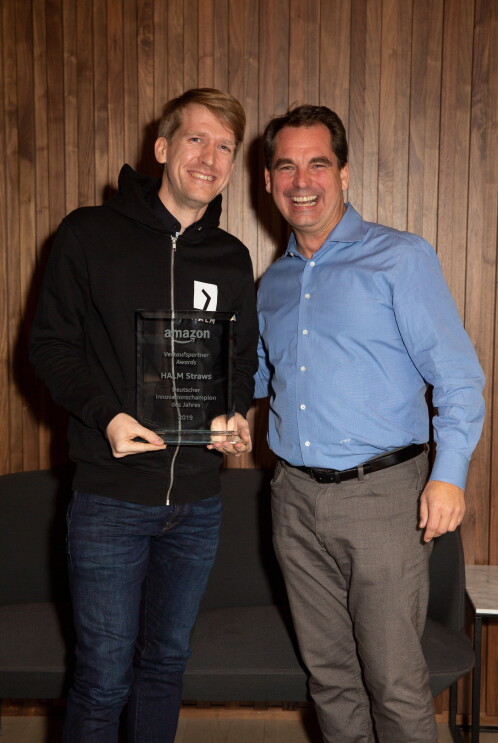 Amazon Vice President Small Business Nicholas Denissen mit Johannes Arning von HALM Straws.