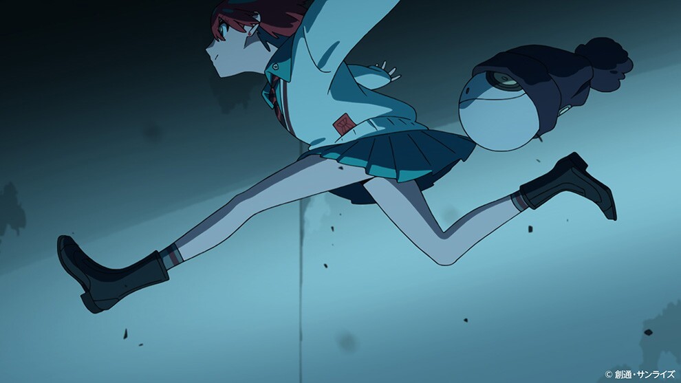 青く薄黒い部屋の中を赤い髪をした制服姿で黒いブーツをはいた少女(マチュ)が両足を前後に大きく広げて左側に向かってジャンプしている。その後を追うようにニット帽をかぶせられた球形のロボット(ハロ)が飛んでいる