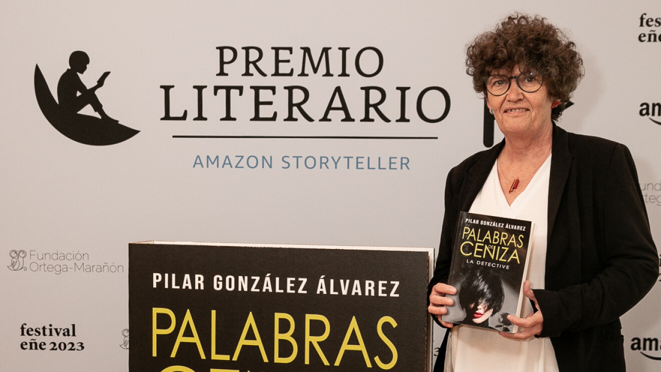 Pilar Gonzalez Alvarez con la novela ganadora. 