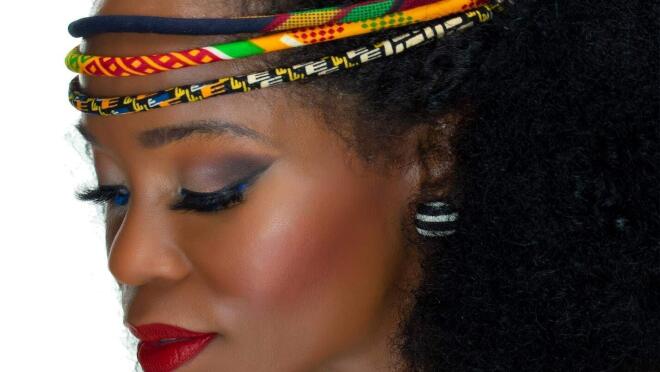 由Cloth & Cord手工制作的非洲风格的发饰。