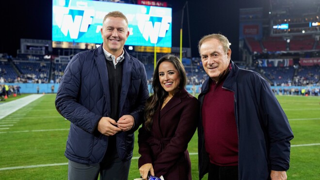 周四晚上的形象在足球场上播音员'视频广播。