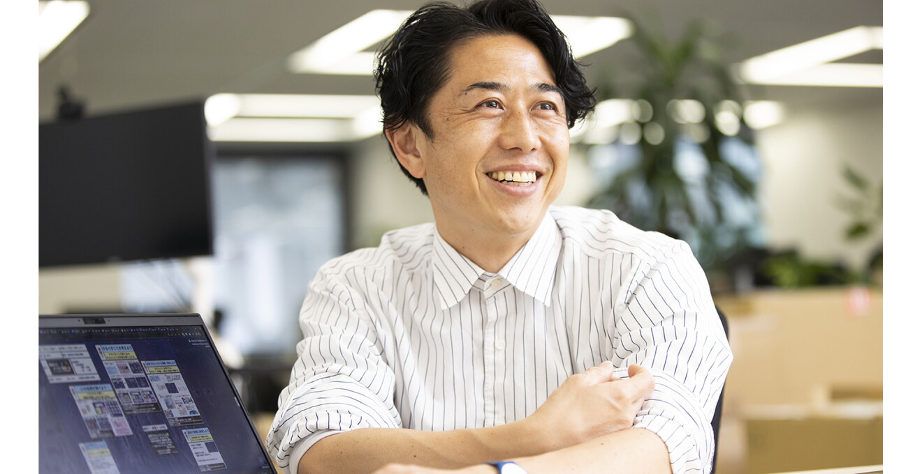 笑顔で語る杉山さんの写真