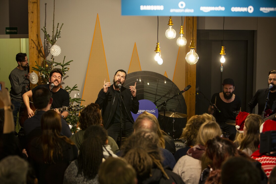 Lions Head und Rea Garvey geben Konzerte im Pop up Store #HomeofChristmas