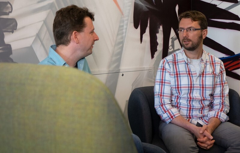 Tobias Jaroschek und sein Partner Björn Hanewinkel im Gespräch
