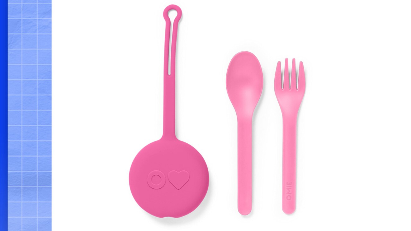 Image of a pink kids utensils set.