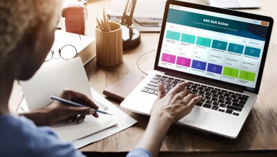 Une personne travaillant sur un ordinateur portable