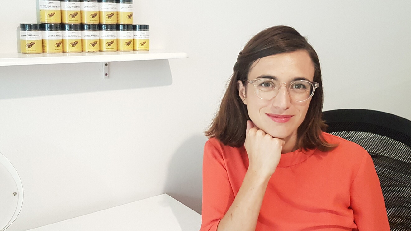 Raffaela Rein an ihrem Schreibtisch