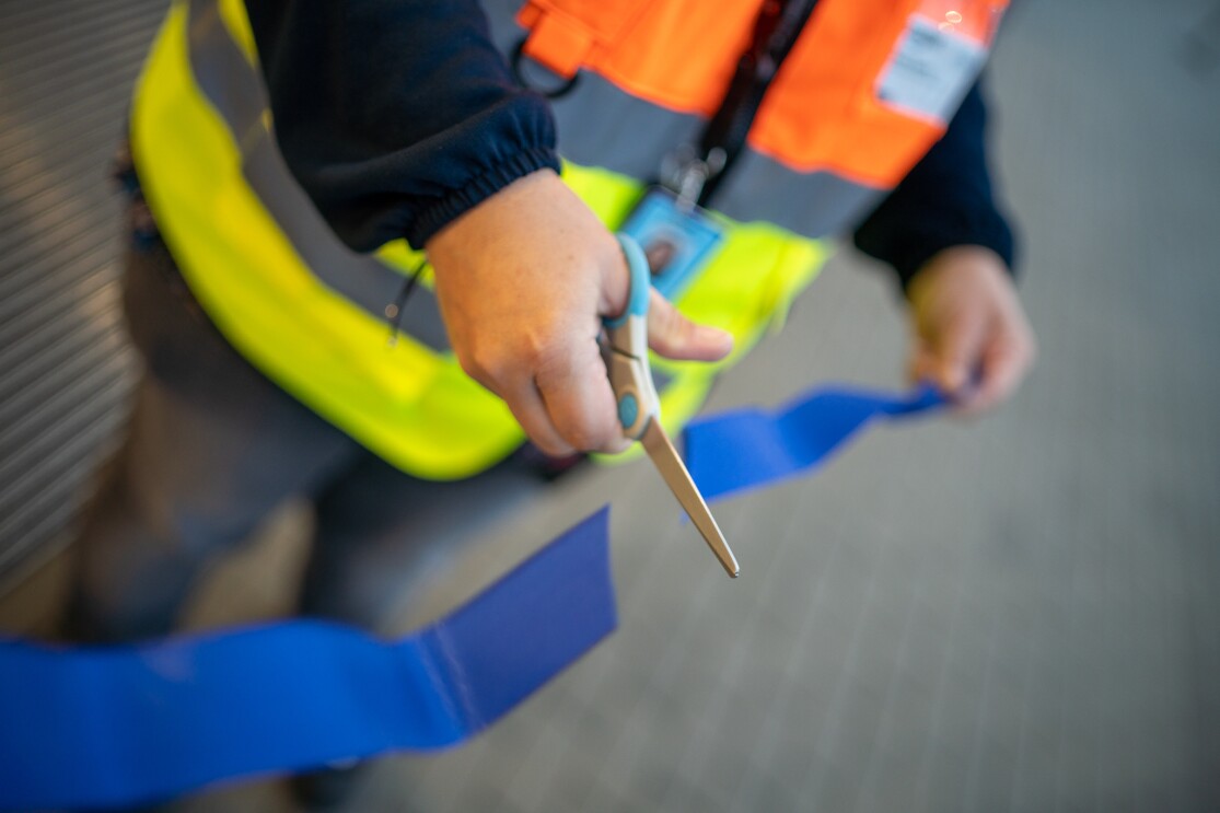 Nahaufnahme: Mit der Schere wird das blaue Eröffnungsband durchtrennt.