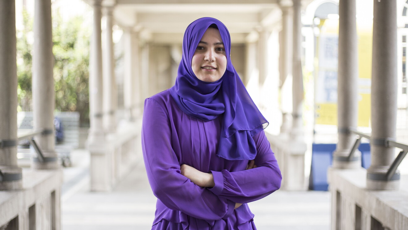 Rania Zaed, in posa a braccia conserte in un chiostro del Politecnico di Milano