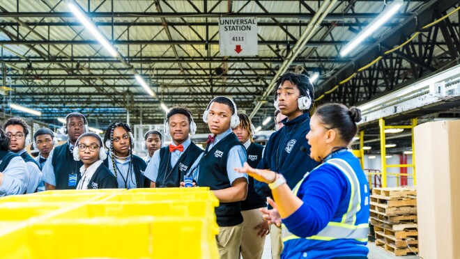 学生们参观亚马逊机器人执行中心