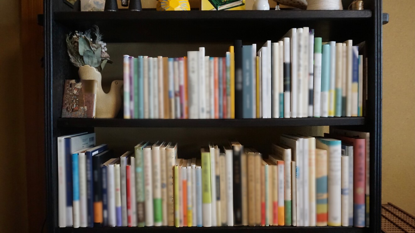 本棚整理のプロに聞いた、本の整理術。電子書籍リーダーKindleシリーズもフル活用して、おうちの本をスッキリ整理。