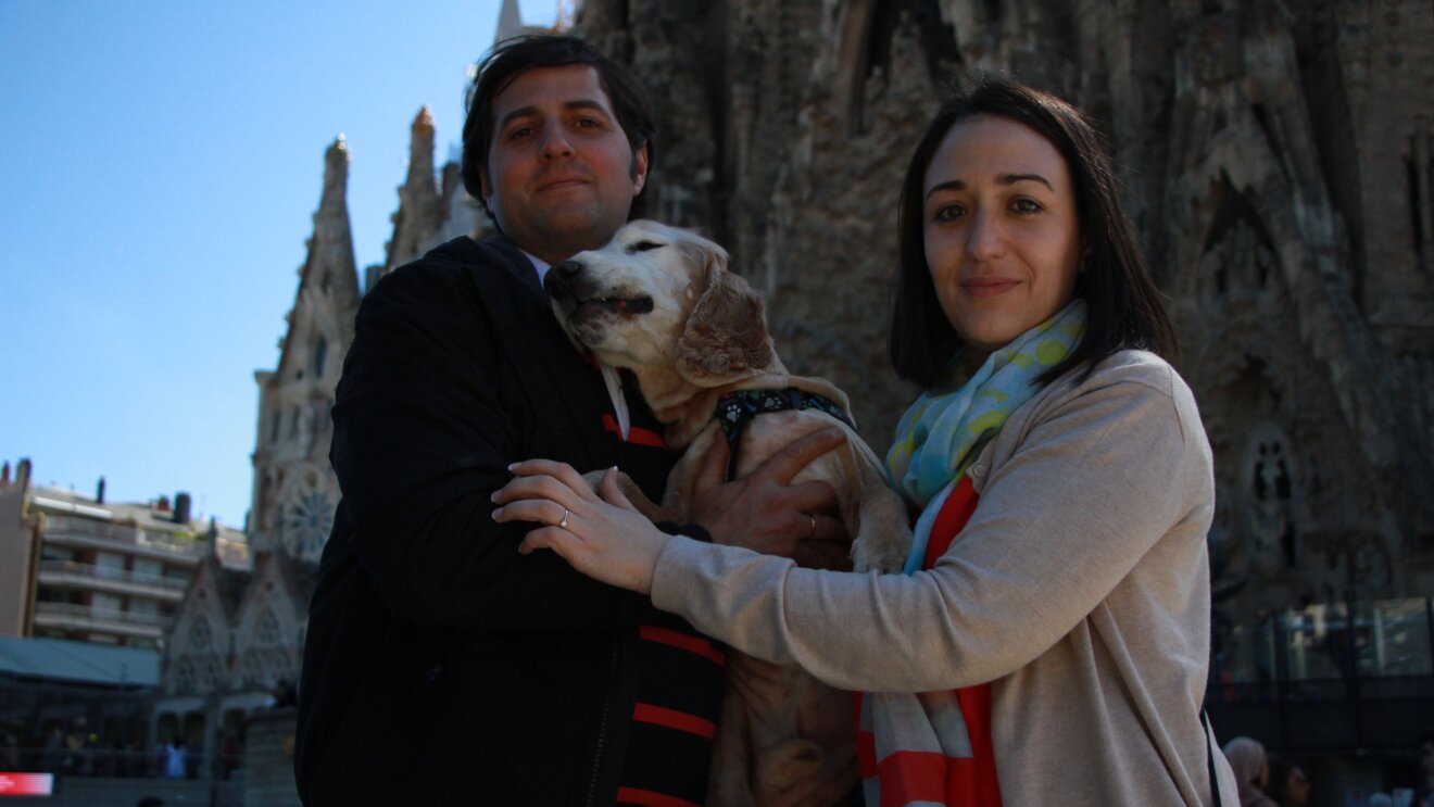 Lorena, la protagonista de la historia, aparece con su marido y su perro delante de la Sagrada Familia de Gaudí de Barcelona.