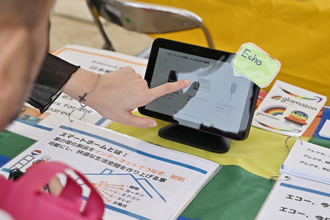 Amazon Echo show8を指さしてスマートホームを説明している