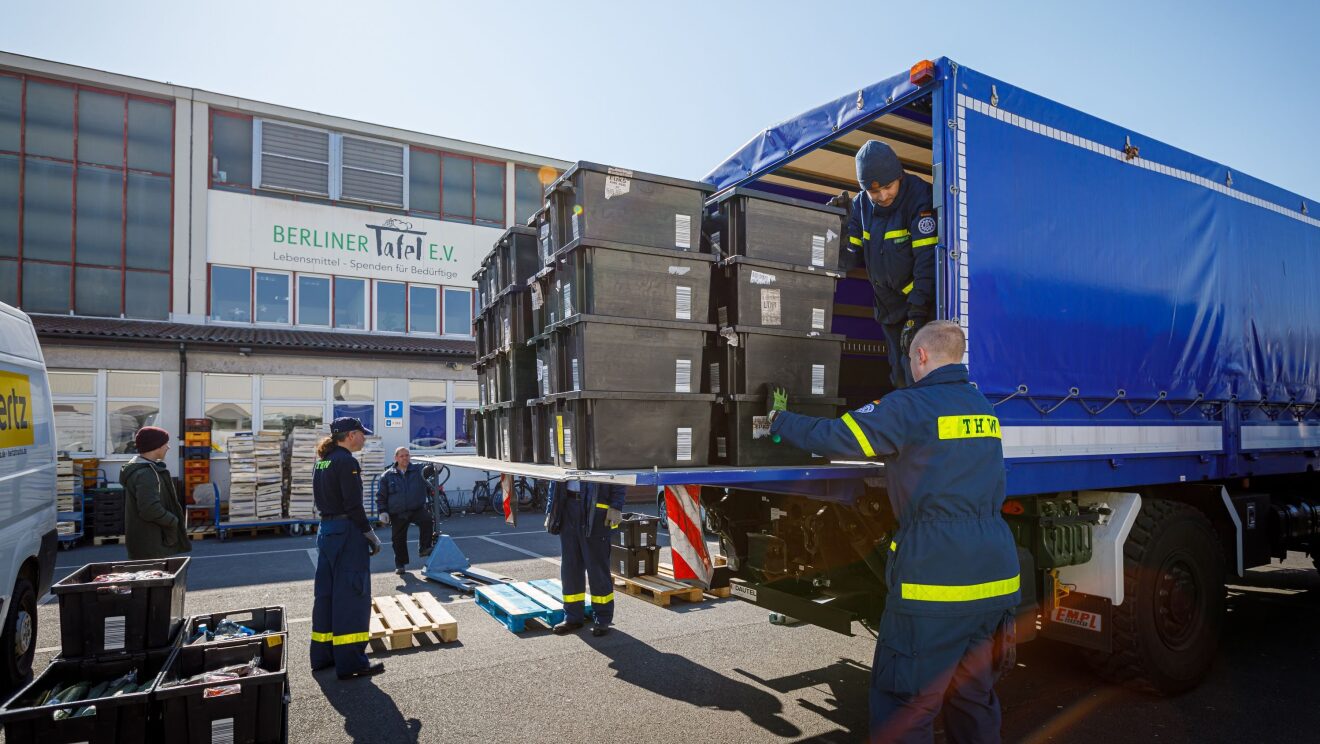 Ein Lkw der Berliner Tafel wird am Großmarkt entladen.
