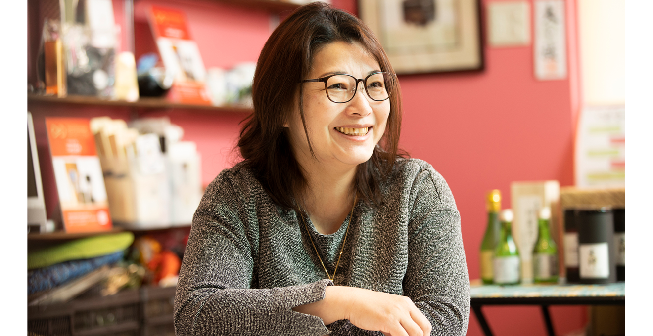 笑顔で話す小田さんの写真