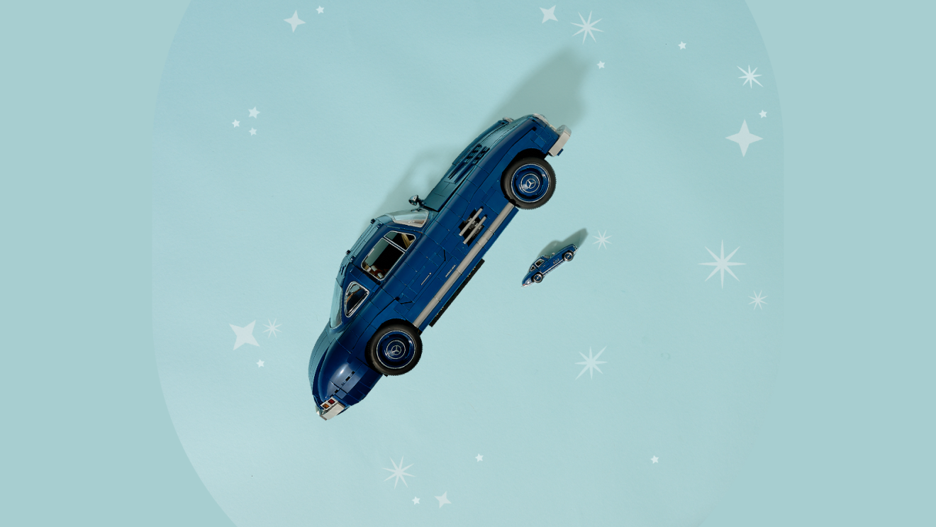 Jeu de voiture bleue vintage flottant dans un ciel étoilé