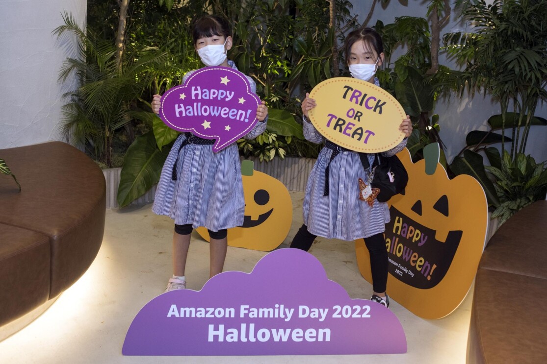 カボチャのフォトブースで写真をとるご家族