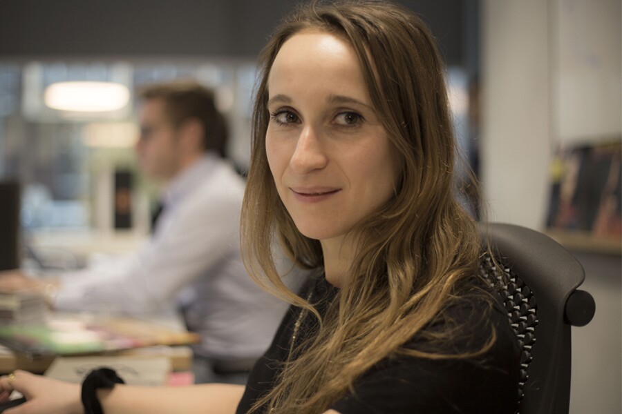 Primo piano di Federica, Marketing Specialist Music di Amazon, nel suo ufficio a Milano. Sullo sfondo, un collega.
