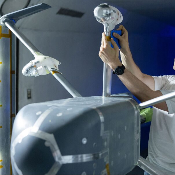 一名男子在亚马逊无人机上工作。