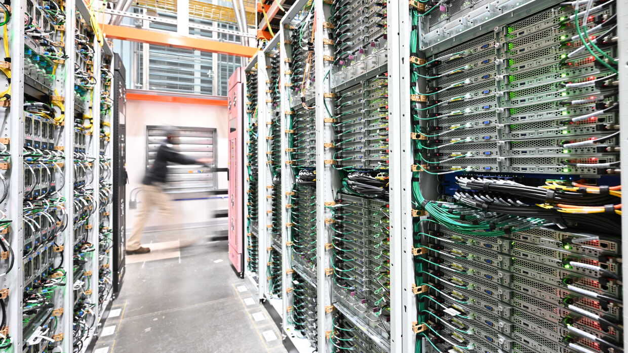 Un técnico de centro de datos trabajando en un centro de datos de AWS