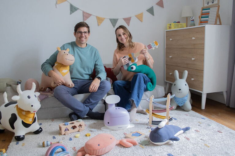 Corinna & Patrick von Kindsgut in einem Kinderzimmer voller Spielsachen