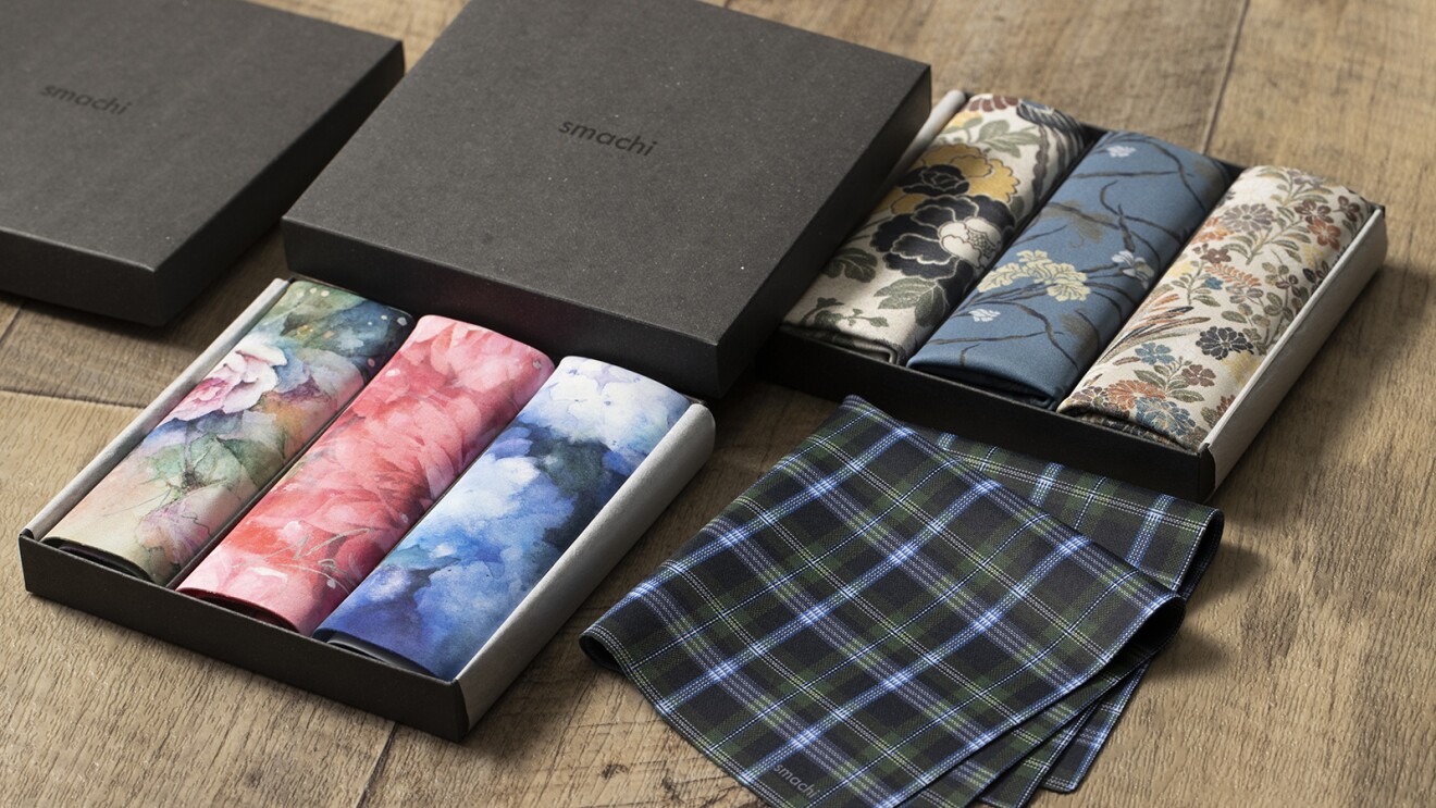 １箱に3枚ずつ贈答用の箱に入ったカラフルなハンカチ
