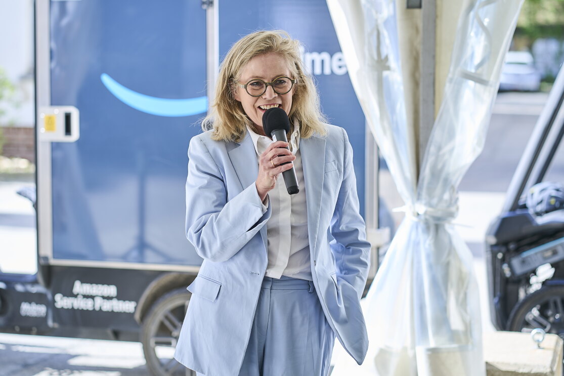 Ute Bonde bei der Eröffnung des dritten Amazon Mikromobilitätszentrums in Berlin