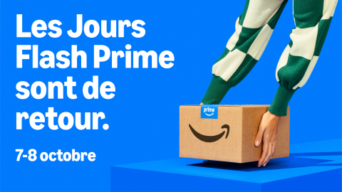 Des mains qui tiennent une boîte avec l'enseigne des dates des jours flash prime